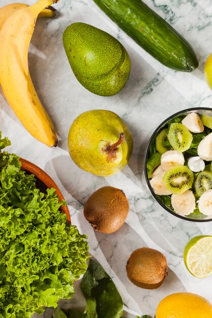 Fruta y verdura madura en mesa de mármol.