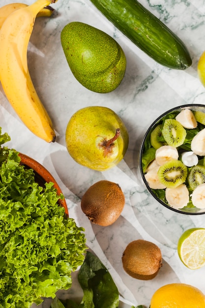 Fruta y verdura madura en mesa de mármol.