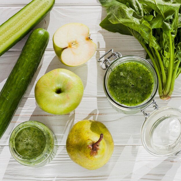 Fruta y verdura verde en mesa