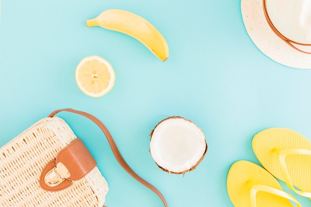 Foto gratuita frutas y accesorios de playa sobre fondo claro.