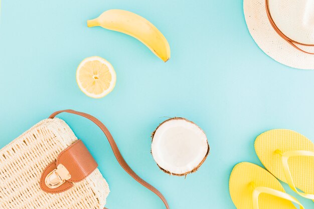 Frutas y accesorios de playa sobre fondo claro.