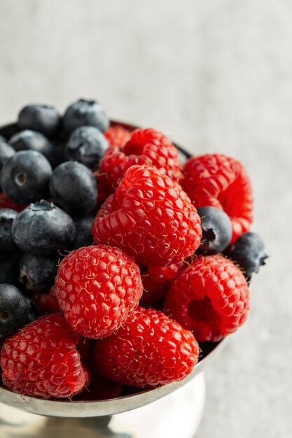 Frutas de alto ángulo en un tazón