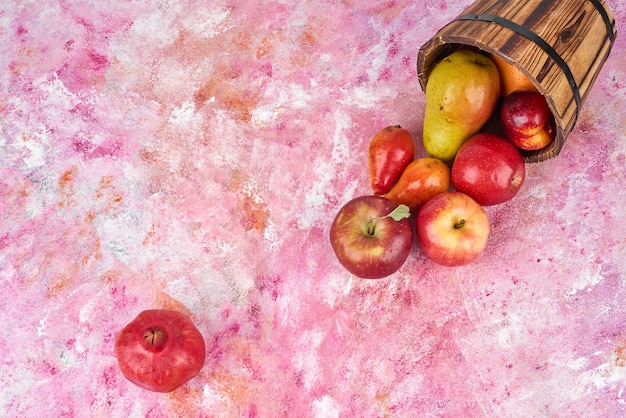 Foto gratuita frutas en balde de madera.