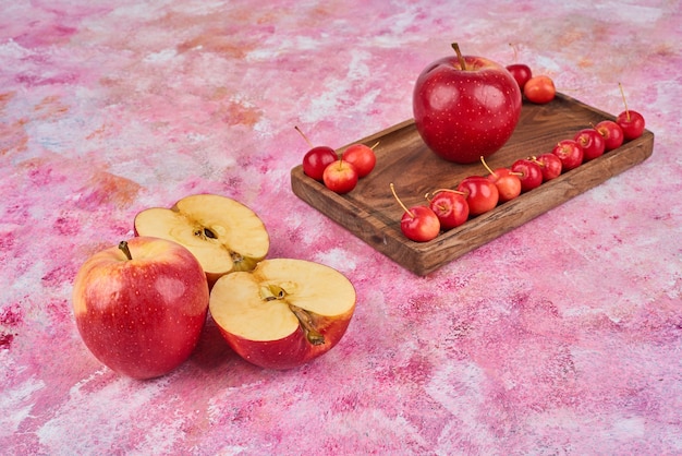 Frutas en bandeja de madera.