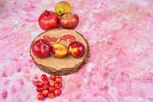 Frutas en bandeja de madera.