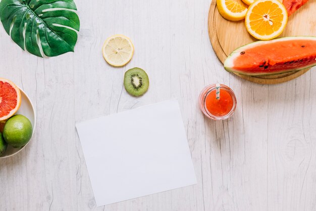 Frutas y batidos cerca de la hoja de papel