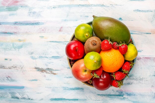 Frutas y bayas frescas orgánicas variadas.