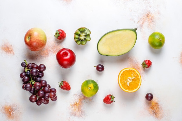 Frutas y bayas frescas orgánicas variadas.