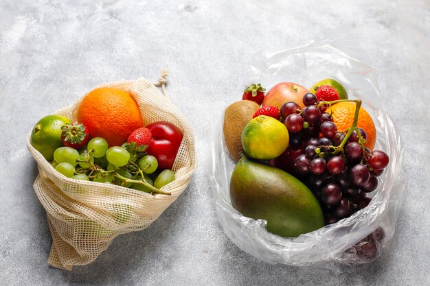 Frutas y bayas frescas orgánicas variadas.