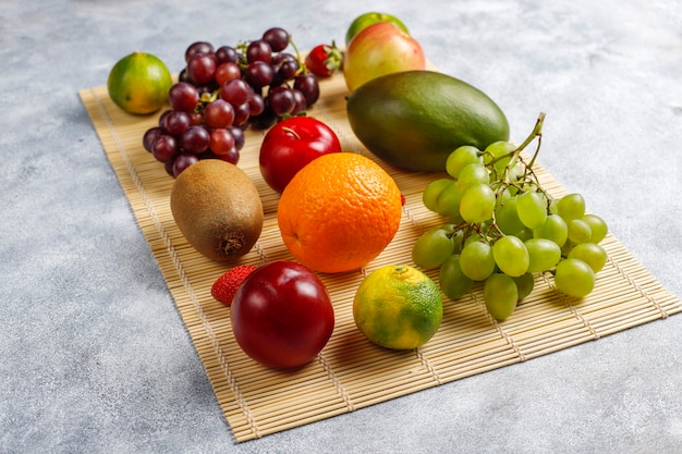 Frutas y bayas frescas orgánicas variadas.