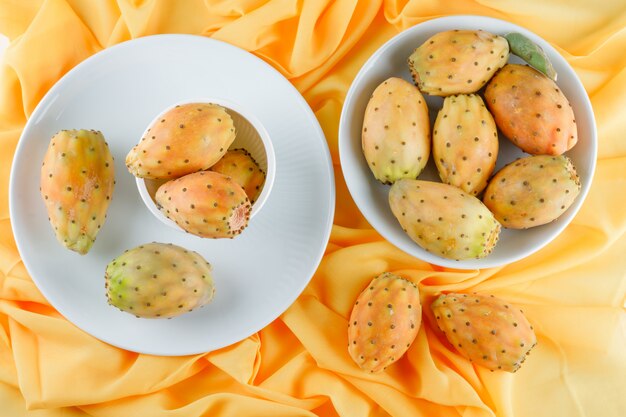 Frutas de cactus en tazón y plato