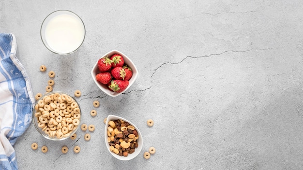 Foto gratuita frutas y cereales con espacio de copia