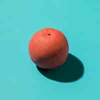 Foto gratuita frutas cítricas de color rosa sobre fondo de color