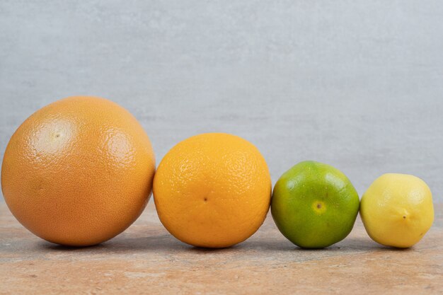 Frutas cítricas frescas sobre fondo de mármol.