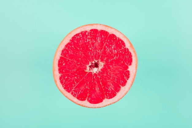 Frutas cítricas de pomelo sobre fondo pastel