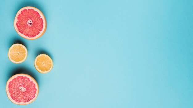 Frutas cítricas sobre fondo azul