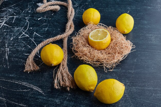 Frutas cítricas sobre una superficie azul.