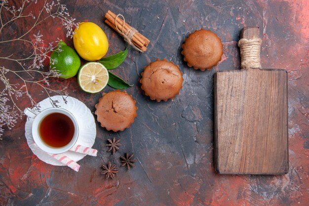 frutas cítricas tres cupcakes frutas cítricas una taza de té la tabla de cortar