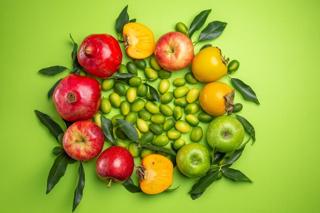 frutas cítricos granadas manzanas rojas y verdes caquis