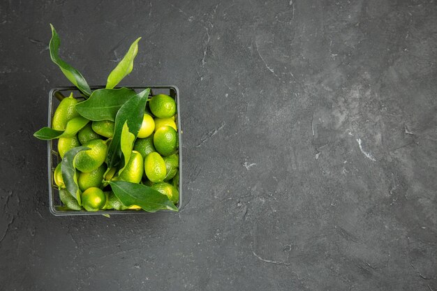 frutas cítricos con hojas verdes en la canasta