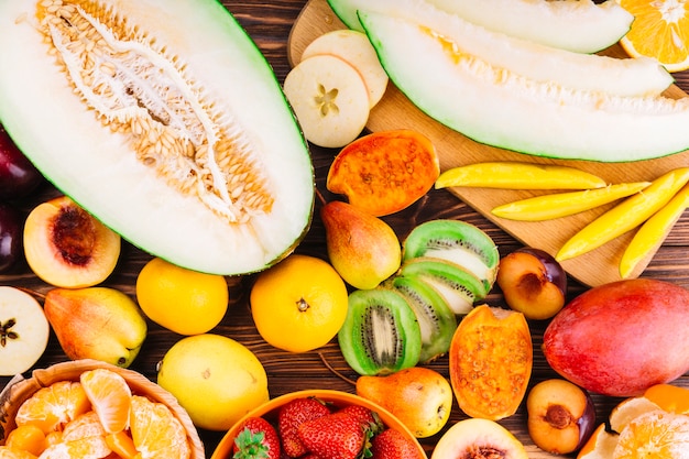 Frutas coloridas orgánicas en mesa de madera