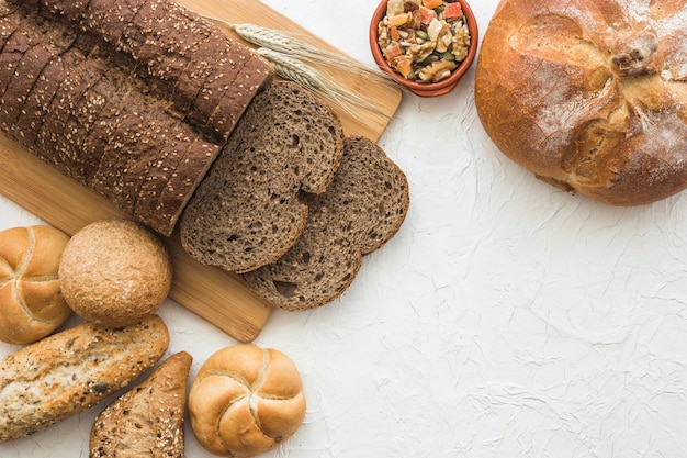 Frutas confitadas y nueces cerca de pan y bollos