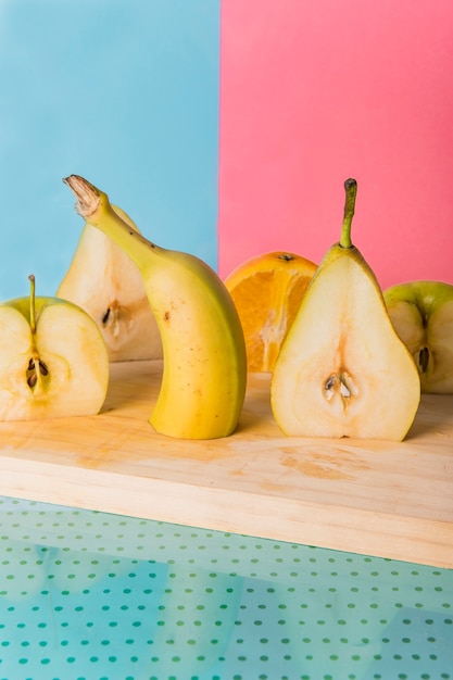 Foto gratuita frutas cortadas por la mitad