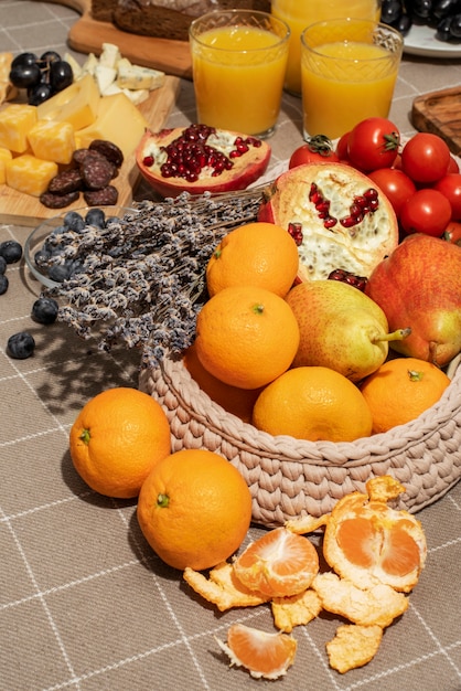 Foto gratuita frutas deliciosas de alto ángulo en canasta