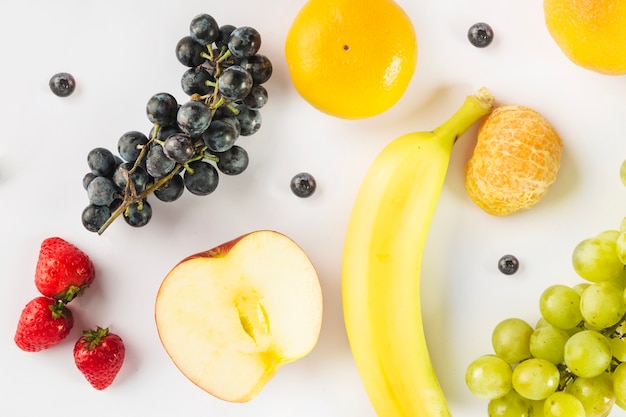 Frutas deliciosas sobre fondo blanco