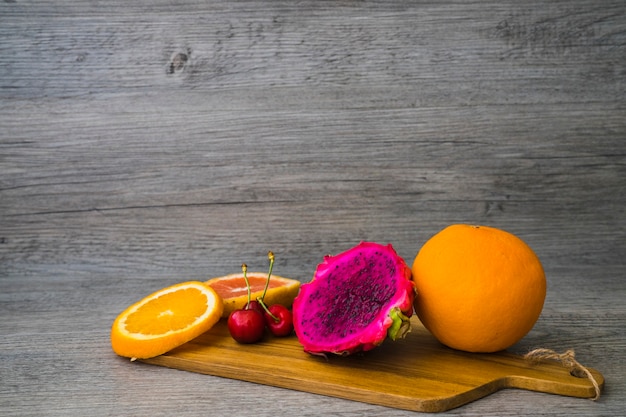 Frutas deliciosas sobre una tabla de cortar