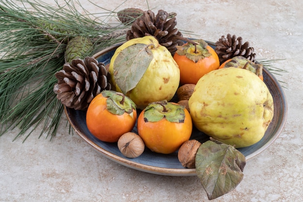 Frutas dulces frescas con nueces y piñas