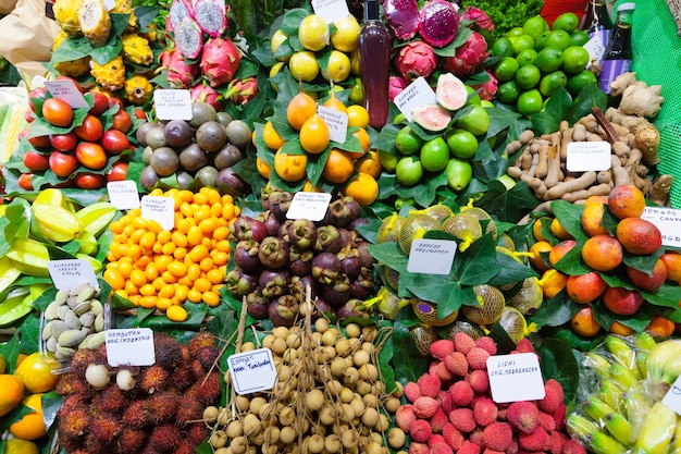 Frutas exóticas y bayas en el mostrador