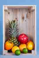 Foto gratuita frutas exóticas en caja de madera