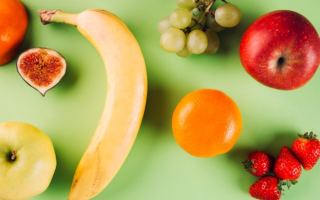 Frutas en fondo verde