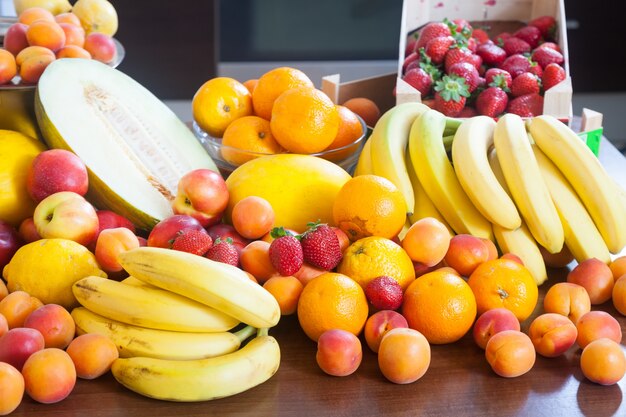 frutas frescas en la cocina casera