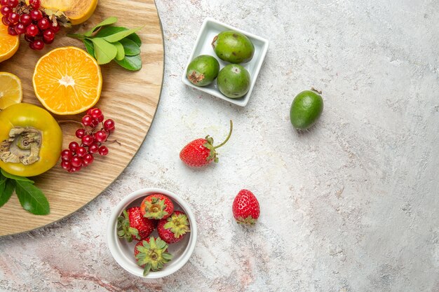 Frutas frescas de la composición de la fruta de la vista superior en el escritorio blanco