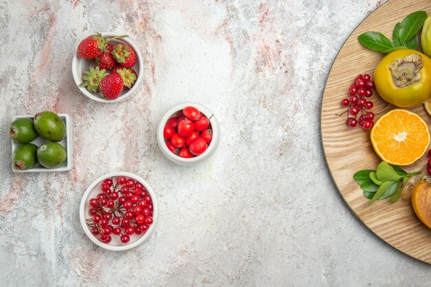 Frutas frescas de la composición de la fruta de la vista superior en mesa blanca clara