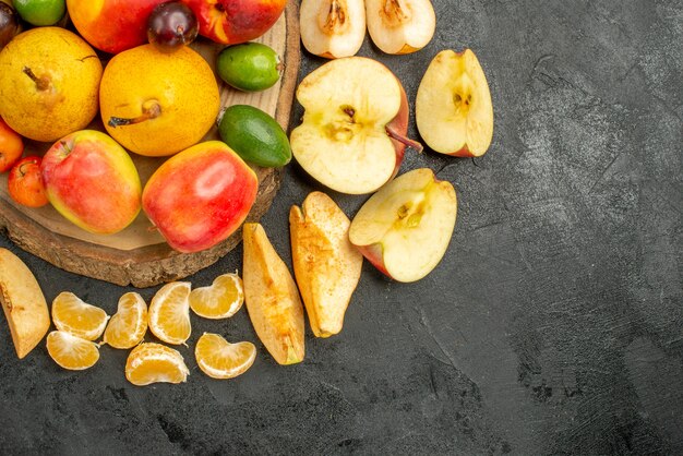 Frutas frescas de composición de frutas de vista superior en escritorio gris