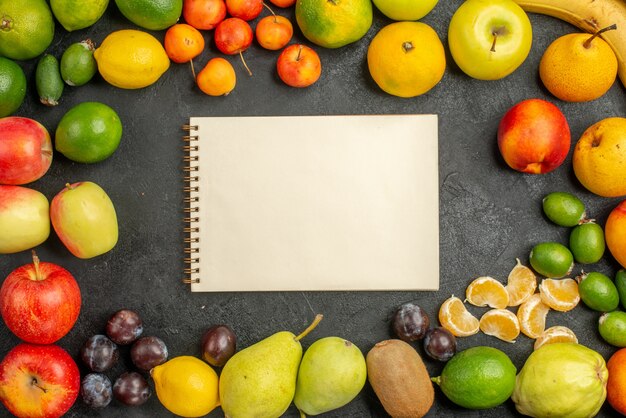 Frutas frescas de composición de frutas de vista superior en escritorio gris