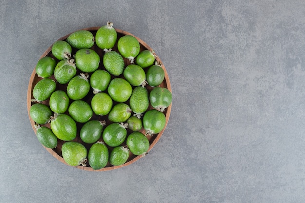 Frutas frescas de feijoa en placa de madera. Foto de alta calidad