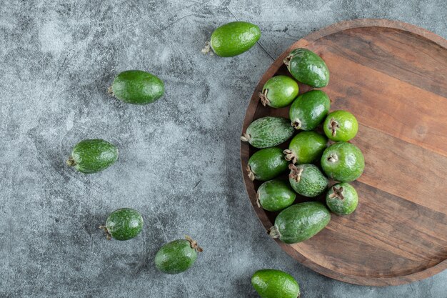 Frutas frescas de feijoa en placa de madera.