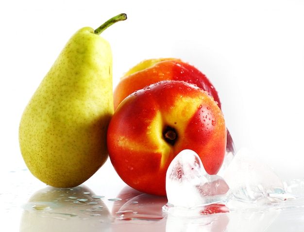 Frutas frescas y húmedas y hielo