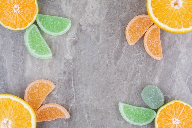 Frutas frescas con mermeladas dulces sobre fondo de mármol.