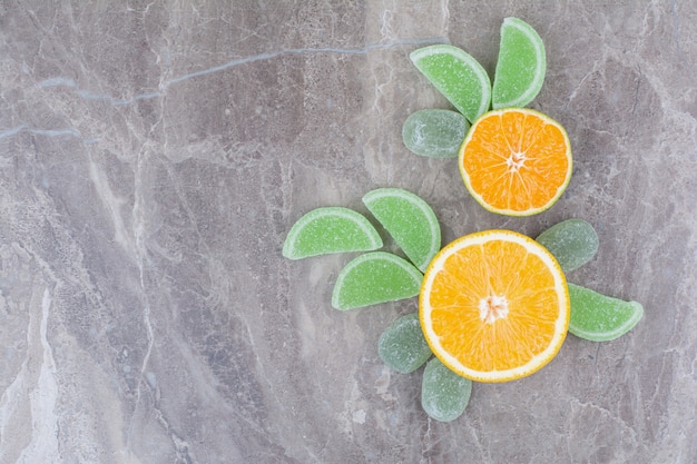 Frutas frescas con mermeladas dulces sobre fondo de mármol.