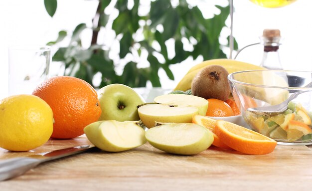 Frutas frescas en la mesa de la cocina