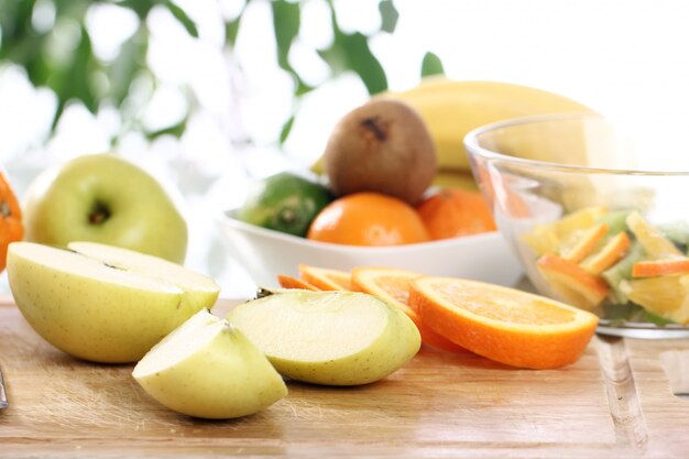 Frutas frescas en la mesa de la cocina