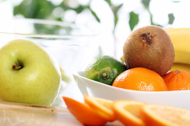 Frutas frescas en la mesa de la cocina