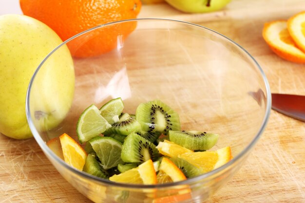 Frutas frescas en la mesa de la cocina