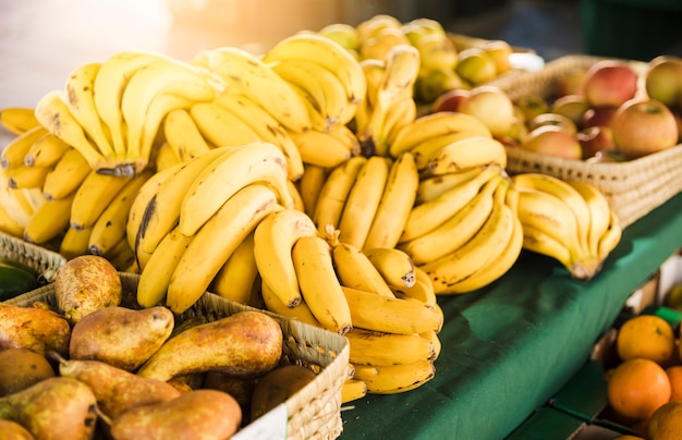 Frutas frescas orgánicas en la mesa para la venta en el supermercado