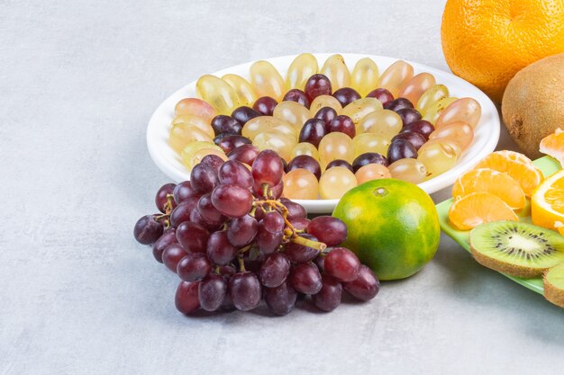 Frutas frescas en plato, en mezcla.